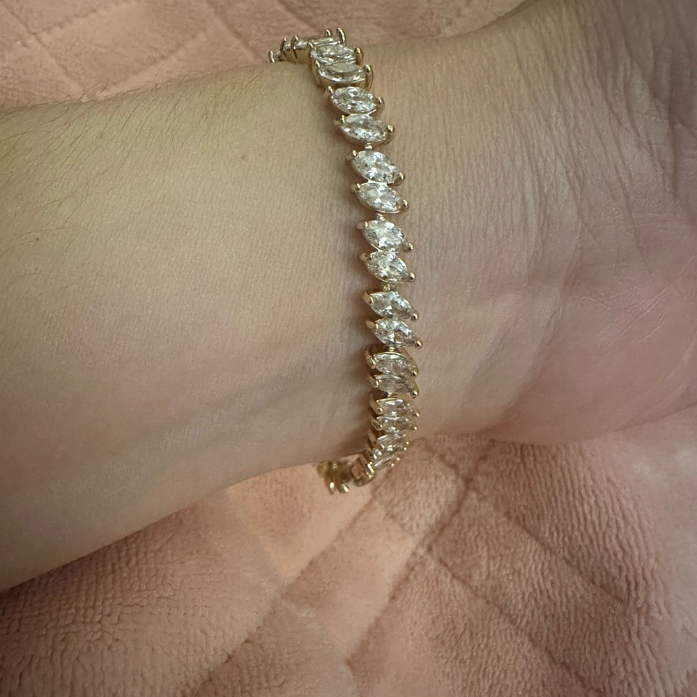 Elegant Gold Women's Bracelet